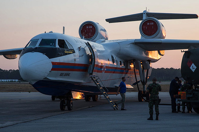 Один из двух самолетов-амфибий Бе-200ЧС МЧС России, отправленных по запросу португальских властей для помощи в тушении лесных пожаров, на военном аэродроме у города Лейра