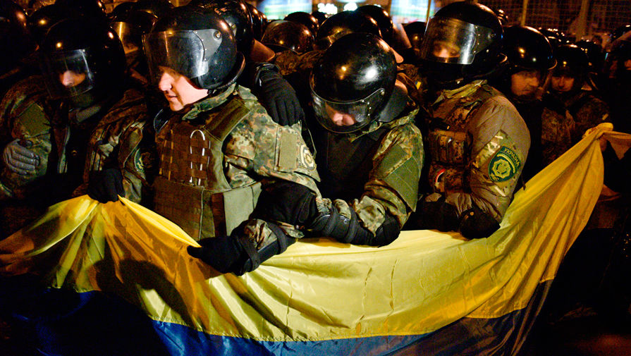 Сотрудники МВД Украины во время акции протеста в Киеве, приуроченной к третьей годовщине событий на Майдане (площади Независимости) в 2014 году