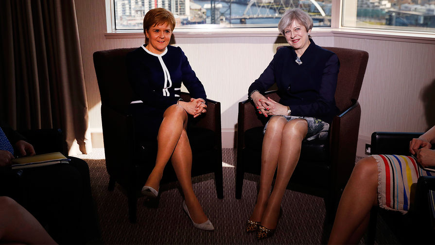 Британский премьер Тереза Мэй и первый министр Шотландии Никола Стерджен во время встречи в Глазго, 27 марта 2017 года