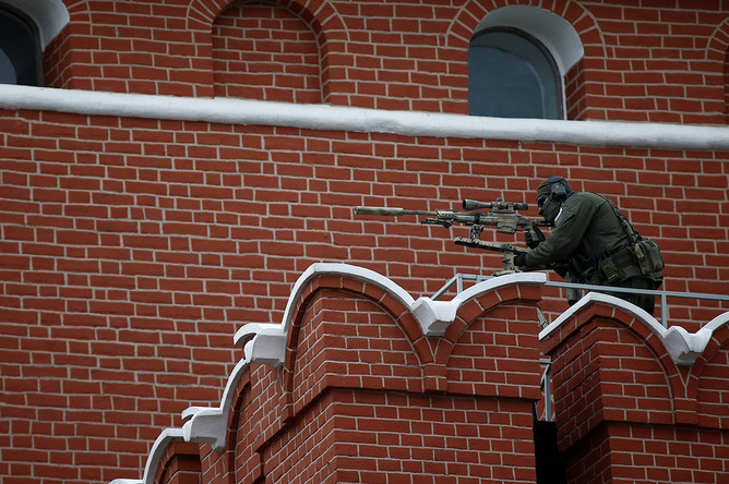 Снайпер на башне Кремля, во время военного парада, посвященного 72-й годовщине победы в Великой Отечественной войне
