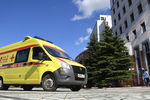 Автомобиль скорой медицинской помощи у здания Московского областного суда