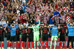 Игроки и болельщики сборной Хорватии радуются победе в полуфинальном матче чемпионата мира по футболу между сборными Хорватии и Англии, 11 июля 2018 года