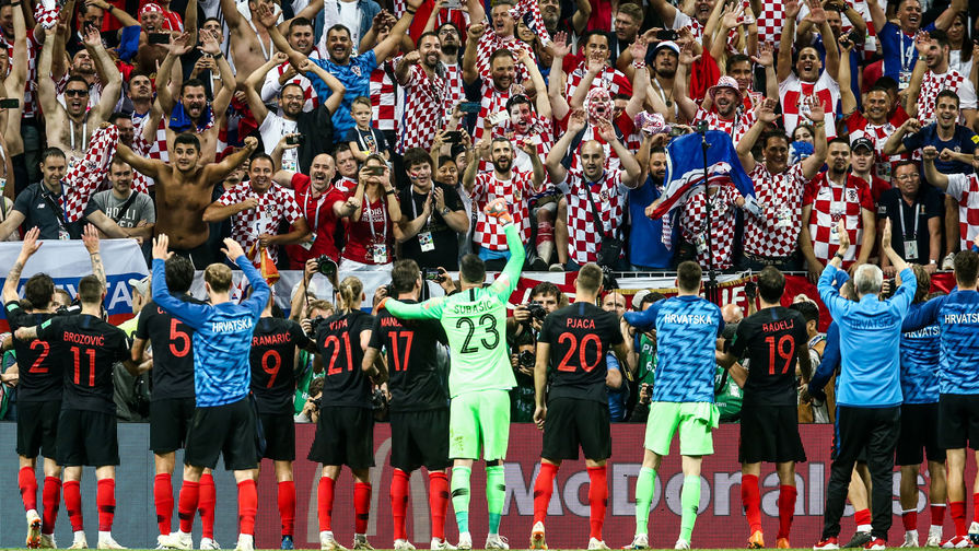 Игроки и болельщики сборной Хорватии радуются победе в полуфинальном матче чемпионата мира по футболу между сборными Хорватии и Англии, 11 июля 2018 года