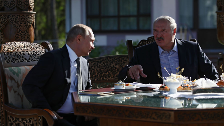 Президент России Владимир Путин и президент Белоруссии Александр Лукашенко во время встречи в Минске, 30 июня 2019 года 