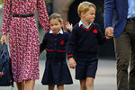Принцесса Шарлотта и ее брат принц Джордж у здания школы Thomas's Battersea в лондонском районе Баттерси, 4 сентября 2019 года