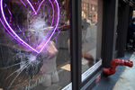 Разбитая витрина одного из магазинов на Манхэттене в Нью-Йорке
