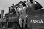 Уолт Дисней, губернатор Калифорнии Гудвин Дж. Найт и президент железной дороги Санта-Фе Фред Дж.Герли садятся в кабину старого железнодорожного паровоза, чтобы прокатиться по Диснейленду в Анахайме в день открытия, 17 июля 1955 года