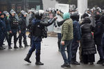 Участник протеста возвращает щит полицейскому, Алматы, Казахстан, 5 января 2022 года
