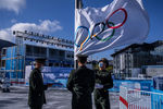 Поднятие флага с символикой Олимпиады в кластере Чжанцзякоу, январь 2022 года