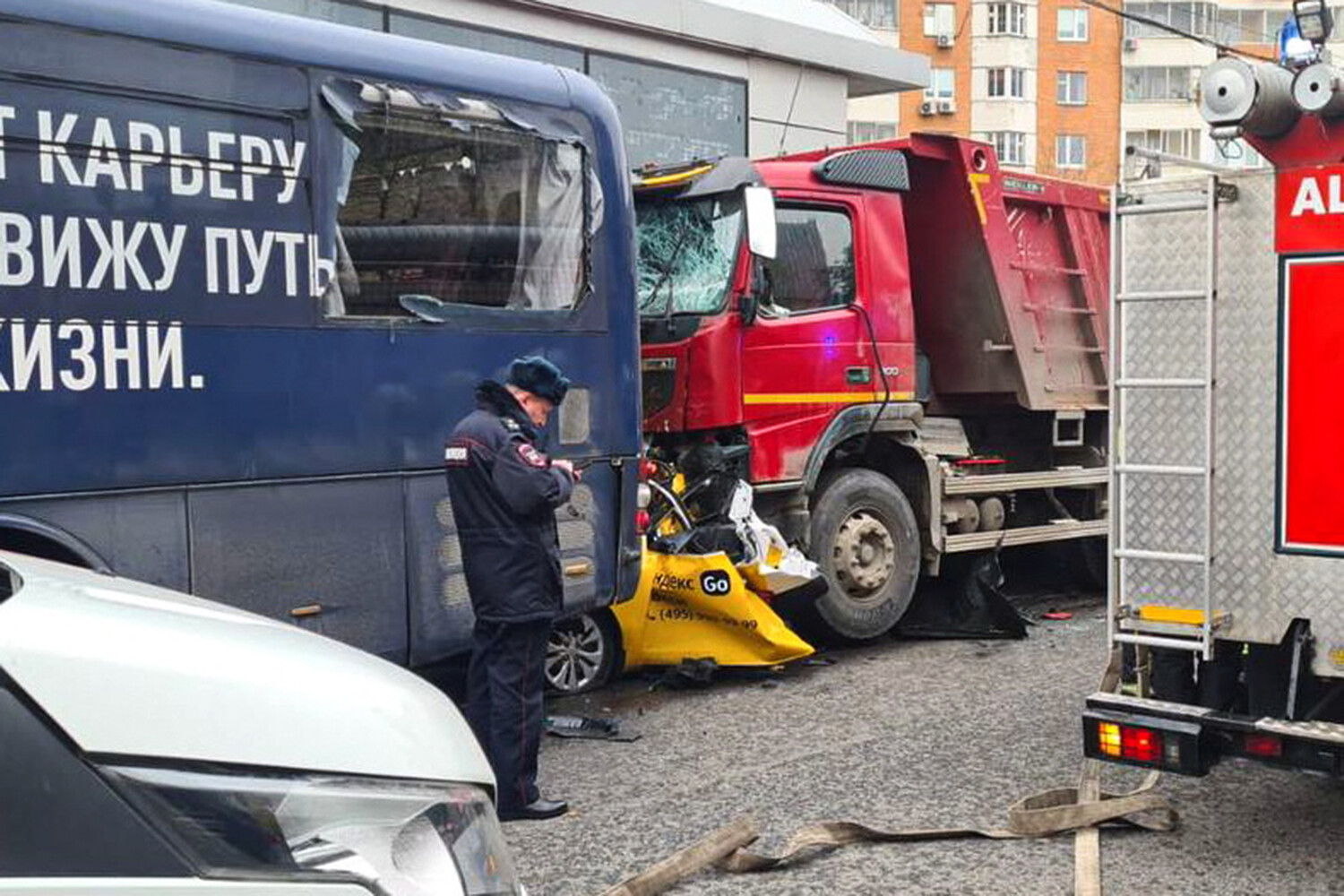 112: полиция установила личность водителя грузовика, который вмял такси в  автобус - Газета.Ru | Новости