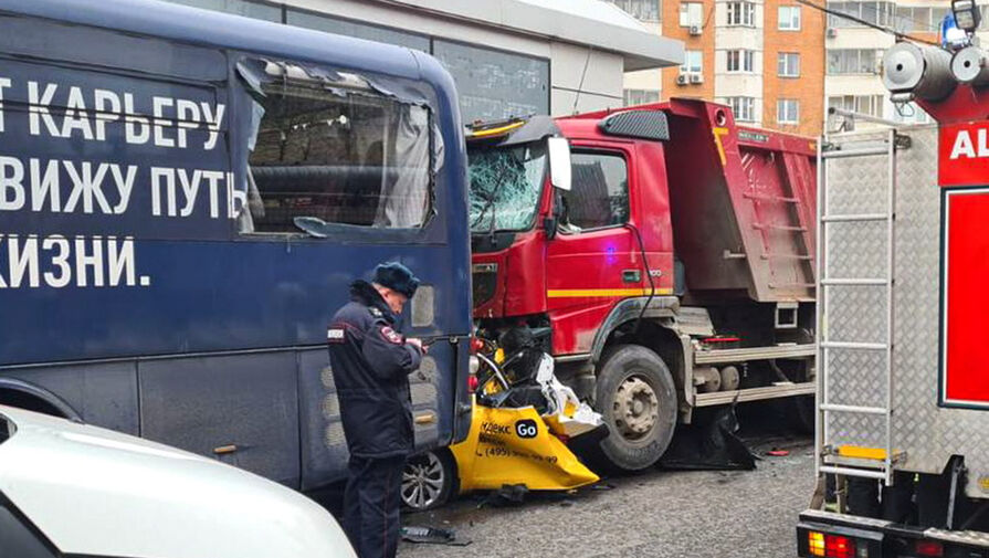 112: полиция установила личность водителя грузовика, который вмял такси в автобус