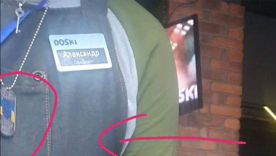 В Петербурге официант носил жетон с украинским флагом и был уволен после жалоб клиентов