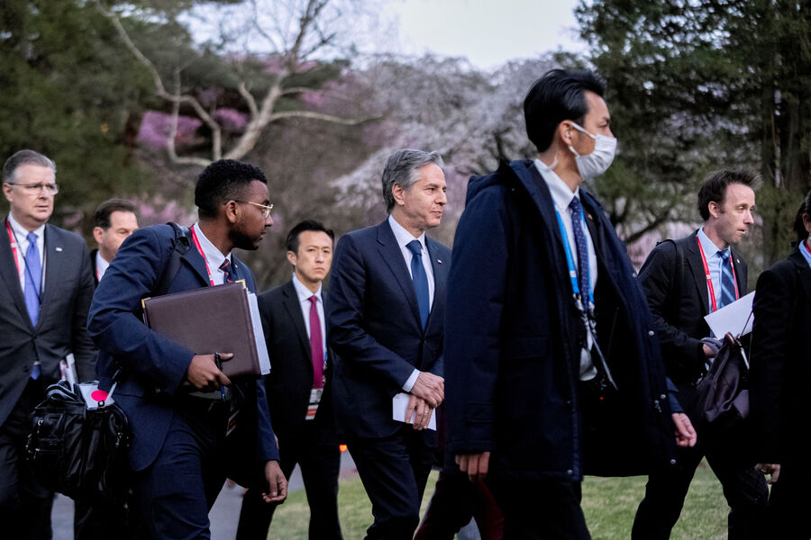 Госсекретарь США Энтони Блинкен (в центре) прибывает на встречу с министром иностранных дел Японии Ёсимаса Хаяси во время встречи министров иностранных дел G7 в Японии, 17 апреля 2023 года