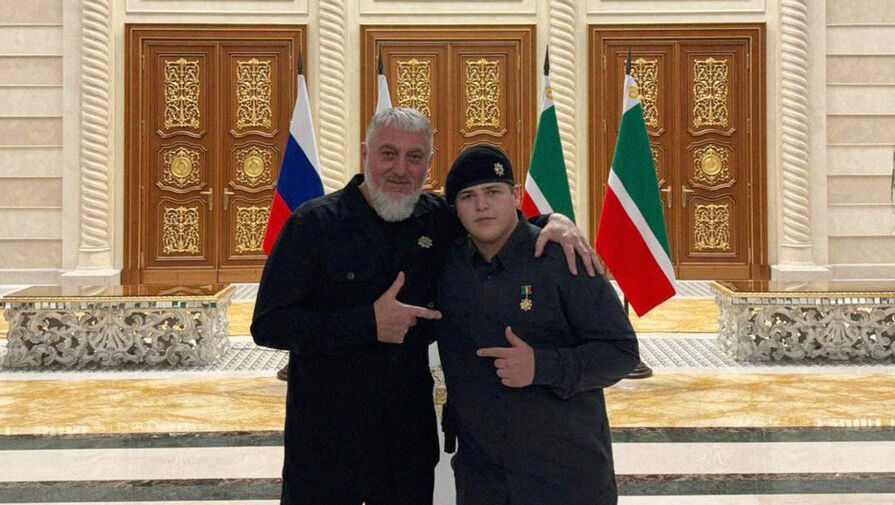 "Никогда не тратил время". Избивший поджигателя Корана Адам Кадыров стал Героем Чечни