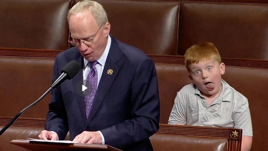 В США сын конгрессмена корчил смешные рожицы во время выступления отца и рассмешил соцсети