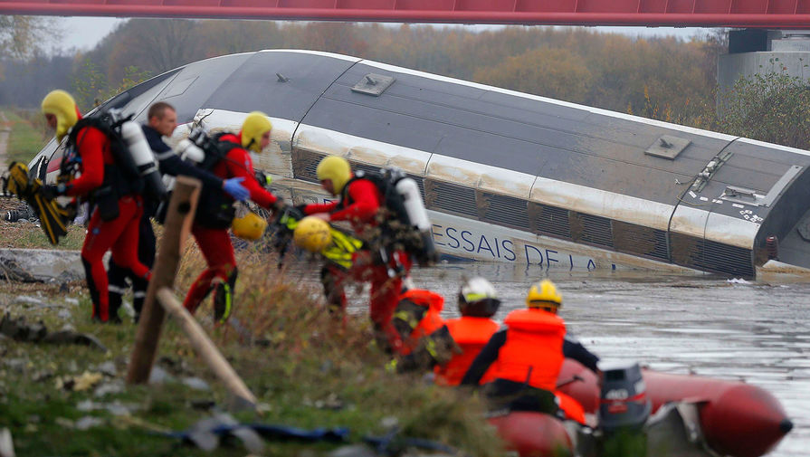 Спасательная операция на&nbsp;месте крушения скоростного поезда на&nbsp;востоке Франции