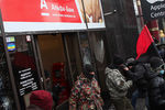 Активисты прорвались в офис Альфа-банка в центре Киева