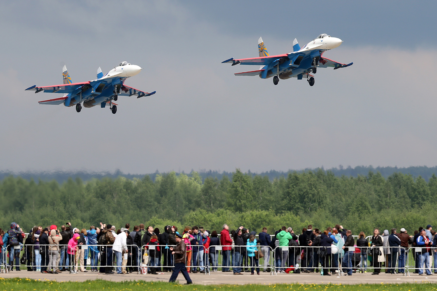 Многоцелевые истребители Су-27 пилотажной группы «Русские витязи» выступают на праздничных мероприятиях, посвященных 25-летию создания двух авиационных групп высшего пилотажа — «Стрижи» и «Русские витязи», в Центре показа авиационной техники (ЦПАТ) в подмосковной Кубинке, 21 мая 2016 года