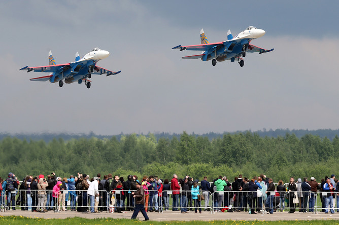 Многоцелевые истребители Су-27 пилотажной группы «Русские витязи» выступают на праздничных мероприятиях, посвященных 25-летию создания двух авиационных групп высшего пилотажа — «Стрижи» и «Русские витязи», в Центре показа авиационной техники (ЦПАТ) в подмосковной Кубинке, 21 мая 2016 года