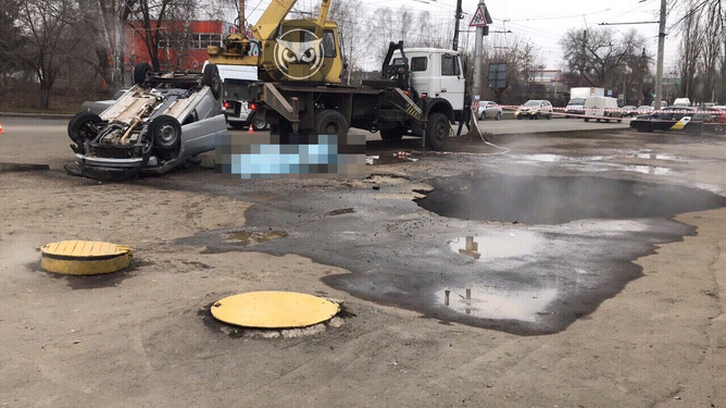 На месте падения автомобиля в яму с кипятком на улице Аустрина в Пензе, 19 ноября 2019 года