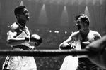Мухаммед Али с польским боксером Збигневом Петшиковским в финальном поединке на Олимпийских Играх в Риме, 1960 год. Али завоевал важнейшую победу в своей карьере и стал олимпийским чемпионом