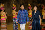 Синдзо Абэ с женой Акиэ перед ужином для лидеров форума Азиатско-Тихоокеанского экономического сотрудничества (АТЭС) на Бали, 7 октября 2013 года