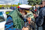 Певец Бедрос Киркоров перед началом церемонии прощания с модельером Валентином Юдашкиным на Троекуровском кладбище, 6 мая 2023 года
