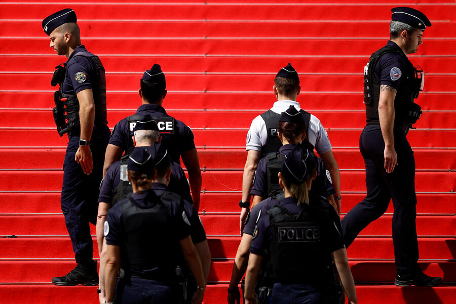 Французская полиция на&nbsp;ступенях Фестивального дворца накануне церемонии открытия Каннского кинофестиваля, 15&nbsp;мая 2023&nbsp;года