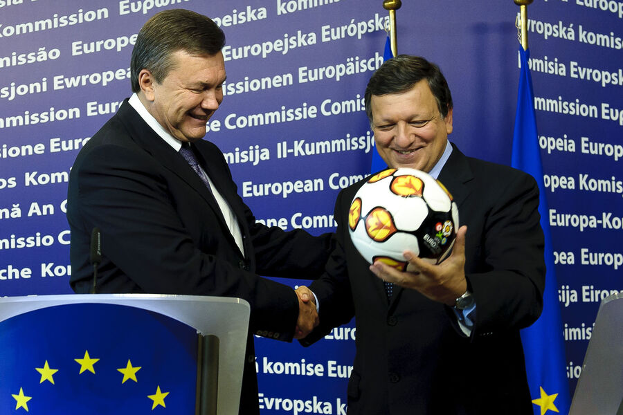 Президент Украины Виктор Янукович вручает мяч чемпионата Европы по&nbsp;футболу УЕФА ЕВРО-2012 президенту Европейской комиссии Жозе Мануэлю Баррозу в&nbsp;штаб-квартире ЕК в&nbsp;Брюсселе, Бельгия, 13&nbsp;сентября 2010&nbsp;года