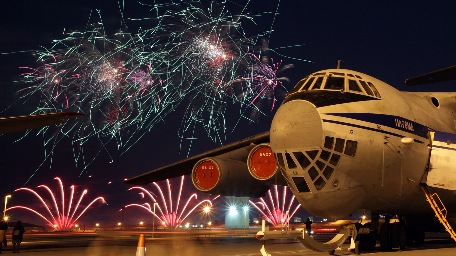 Фейерверк на II международной выставке авиационной техники «Bahrain International Air Show», 2012 год