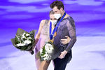 Виктория Синицина и Никита Кацалапов во время церемонии награждения танцевальных пар на чемпионате мира по фигурному катанию в Стокгльме