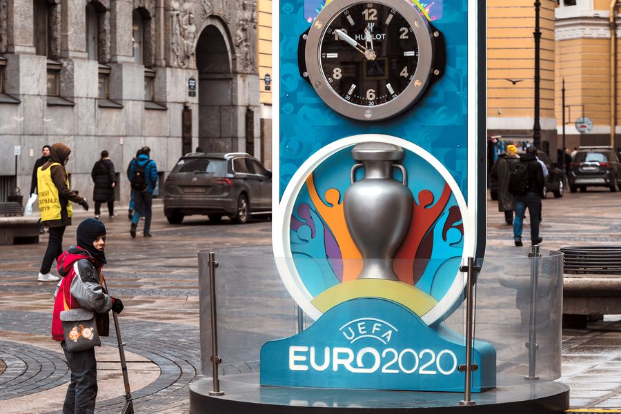 Часы обратного отсчета времени до чемпионата Европы по футболу 2020 на Большой Морской улице в Санкт-Петербурге.