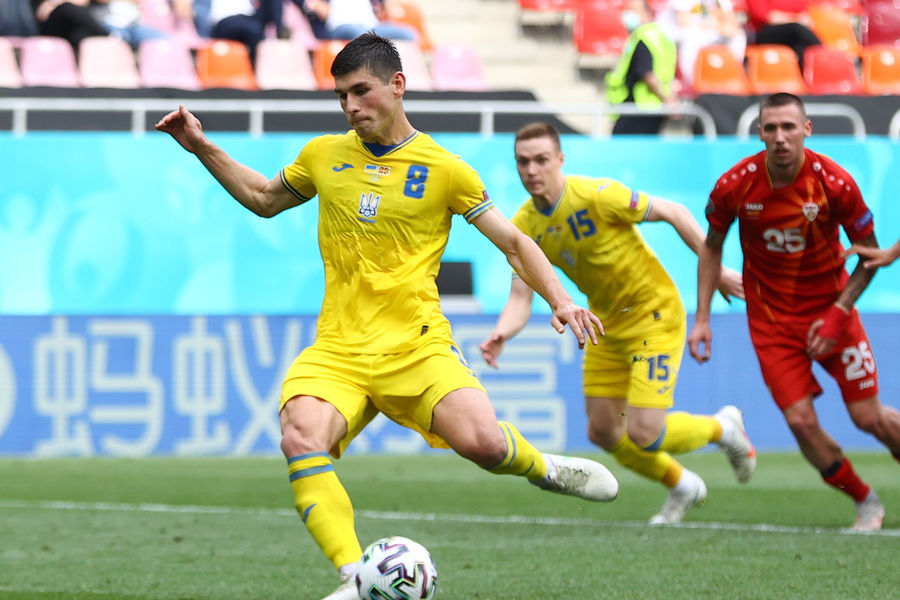 Руслан Малиновский допускает промах с пенальти в матче Украина — Северная Македония на Евро