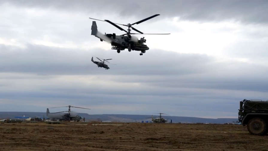 Минобороны РФ показало кадры работы экипажей вертолетов Ка-52 на Украине