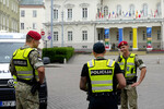 Полиция у Президентского дворца в Вильнюсе накануне саммита НАТО, 10 июля 2023 года