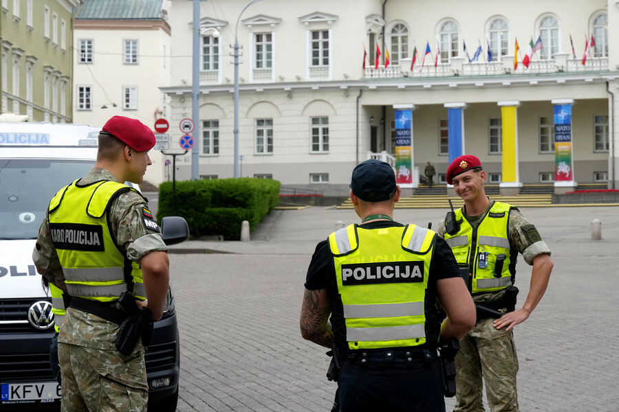Полиция у&nbsp;Президентского дворца в&nbsp;Вильнюсе накануне саммита НАТО, 10&nbsp;июля 2023&nbsp;года