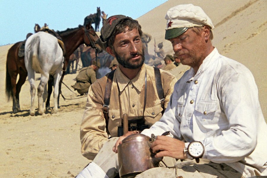 <b>Муса Дудаев (Рахимов) и Анатолий Кузнецов (Сухов) в&nbsp;фильме «Белое солнце пустыни»</b><br><br>
В&nbsp;1960-е годы в&nbsp;мировом кинематографе &ndash; во многом благодаря итальянскому кино &ndash; вновь стал популярным вестерн. В&nbsp;Советском Союзе тоже заинтересовались жанром, в&nbsp;котором есть погони, скачки, перестрелки, благородные герои и злодеи. В&nbsp;результате в&nbsp;нашей стране появился истерн, где главными героями стали не ковбои, а участники Гражданской войны. Например, в&nbsp;1967 году с&nbsp;невероятным успехом у&nbsp;публики на&nbsp;экраны вышел фильм «Неуловимые мстители» Эдмонда Кеосаяна. После этого руководители Экспериментальной творческой киностудии «Мосфильма» Григорий Чухрай и Владимир Познер решили повторить успех и создать «советский вестерн», действие которого происходит в&nbsp;период Гражданской войны в&nbsp;Средней Азии.