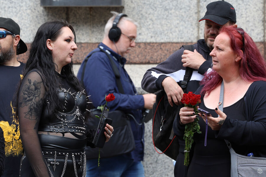 Поклонники британского рок-музыканта Оззи Осборна у&nbsp;моста Black Sabbath перед&nbsp;началом траурной процессии, 30&nbsp;июля 2025&nbsp;года
