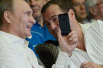Владимир Путин и Дмитрий Медведев во время посещения международного турнира по профессиональному боевому самбо, 2013 год