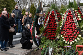 25 марта 2017 года. Вдова бывшего депутата Государственной Думы РФ Дениса Вороненкова Мария Максакова на похоронах Д. Вороненкова на Зверинецком кладбище в Киеве