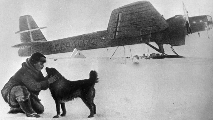 Флагманский самолет советской арктической экспедиции &laquo;АНТ-6&raquo; совершил посадку на&nbsp;Северном полюсе, 1937 год
