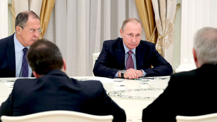 Президент России Владимир Путин и министр иностранных дел Сергей Лавров на встрече с генсеком Совета Европы Турбьерном Ягландом в Кремле, декабрь 2016 года