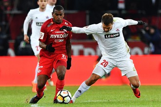 Футболист «Спартака» Фернандо в матче со СКА
