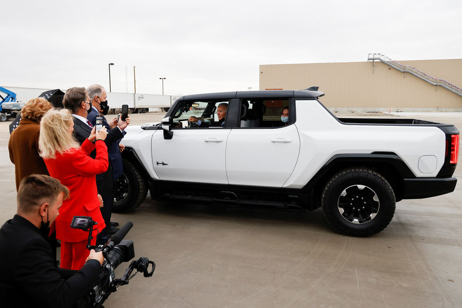 Президент США Джо Байден за&nbsp;рулем электрического Hummer