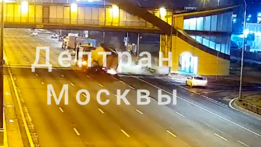 Грузовик протаранил фуру на 95-м километре МКАД