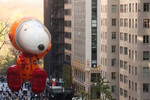 Астронавт Снупи во время ежегодного парада в честь Дня благодарения в Нью-Йорке, 24 ноября 2022 года