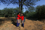 Школьницы обнимают дерево в знак требования защиты лесов и сохранения экосистемы в Аравали, Гуруграм, Индия, 13 декабря 2022 года
