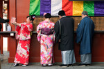 Туристка из Сингапура фотографируется в традиционном японском кимоно в буддийском храме Сэнсодзи, Токио, 13 января 2023 года