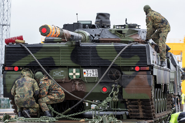 Военнослужащие Германии помещают танк Leopard 2 на грузовик на железнодорожной станции недалеко от Вильнюса, Литва