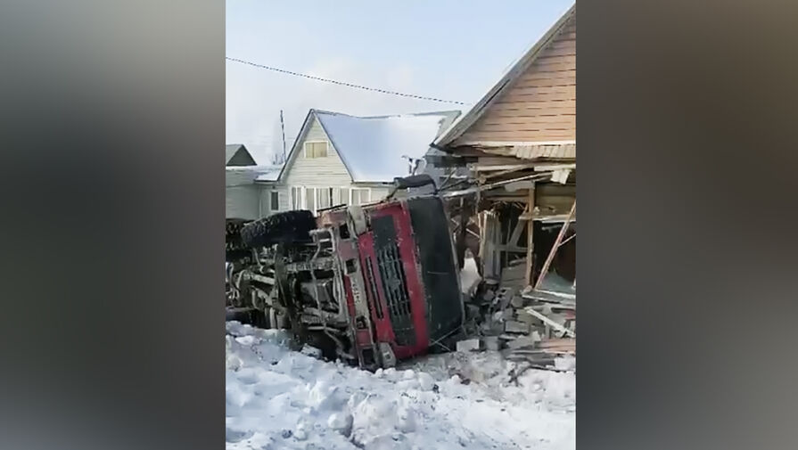В Сибири грузовик разрушил частный дом